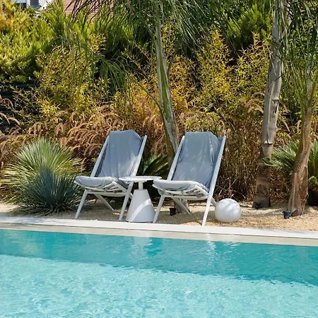 Pansiyon With Pool, 300 M To The In The Center Of Ilica Çeşme